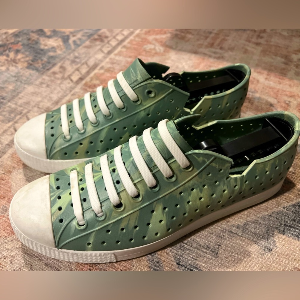 NATIVE SHOES MENS SIZE 10 good condition (besides intentional cuts lol)